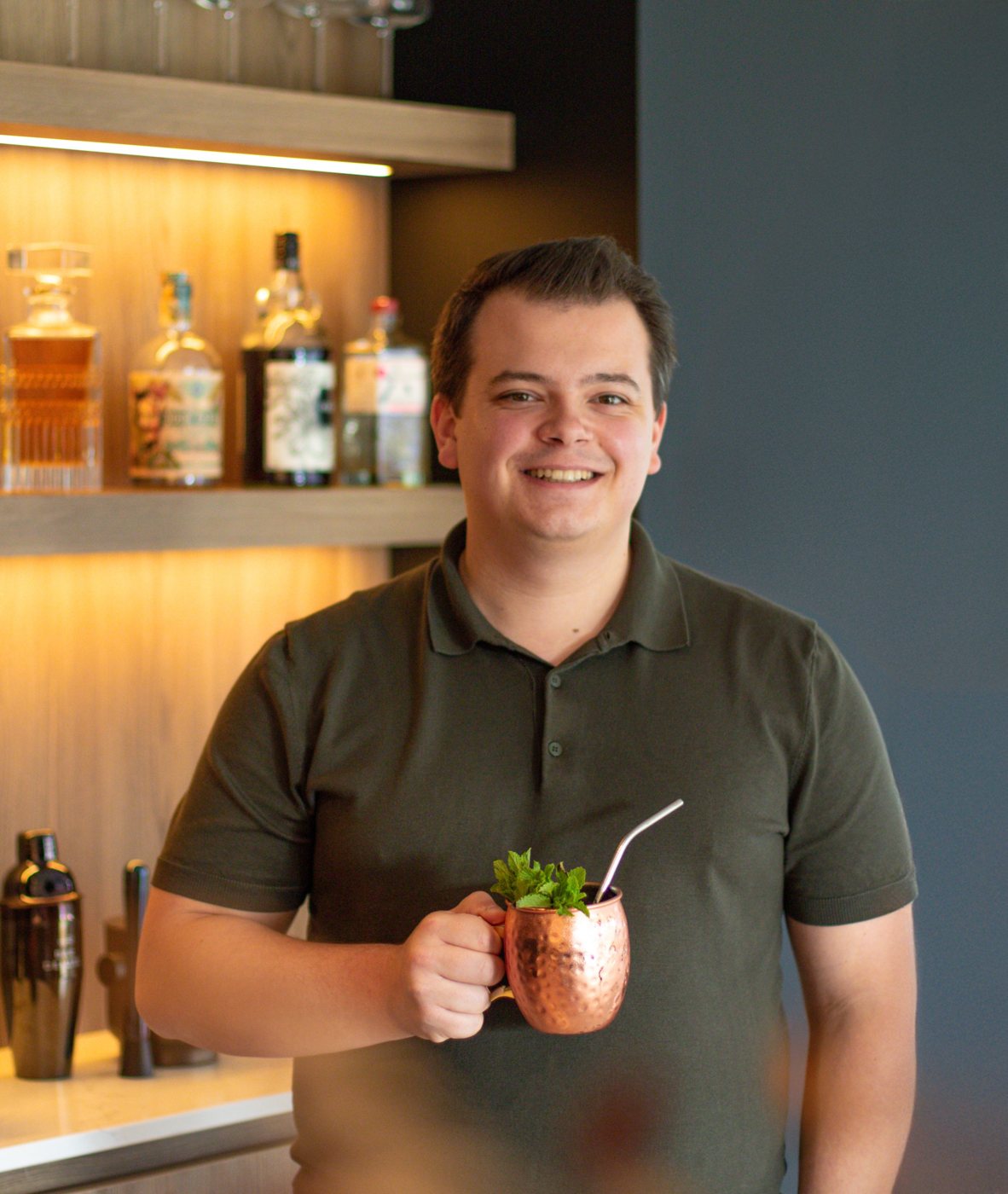 Jaron achter de bar met een cocktail