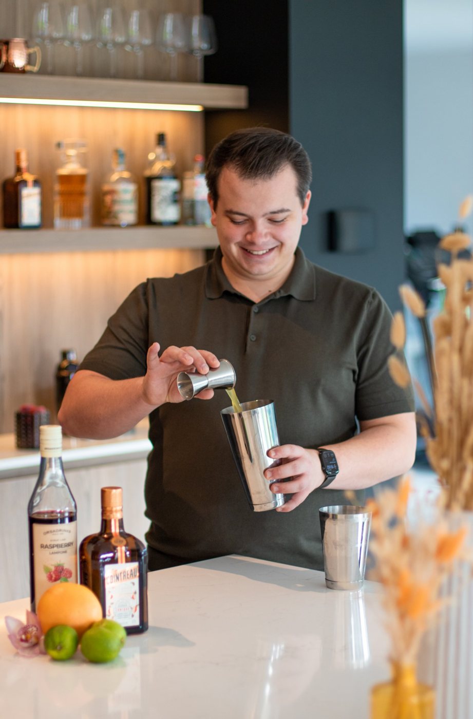 Jaron maakt een cocktail